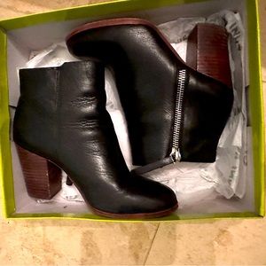 Gianni Bini Chellie black leather bootie